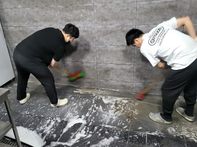 직접 청소하고 연 첫 매장